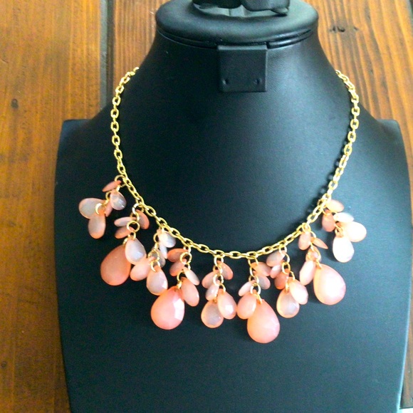 Gold tone necklace with very pretty acrylic peach teardrop beads. Unbranded - Picture 4 of 6